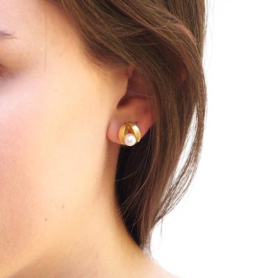 White Pearl Clam Stud Earrings Model E45