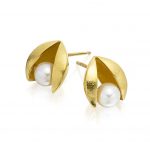 White Pearl and Gold Clam Stud Earrings E45