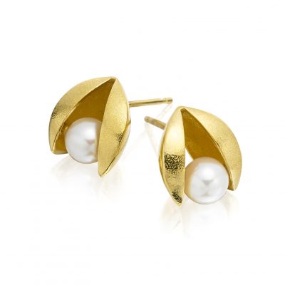 White Pearl and Gold Clam Stud Earrings E45