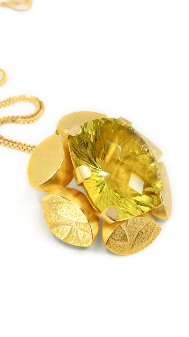 This month’s Artgems’ blog post is available to view now on my website. Follow the link in my bio for tips on how to combat the increasing cost of gold. 
#goldjewellery #goldplating #reuserecycle #redesign #repurpose #goldlover #designerjewellery #bespoke