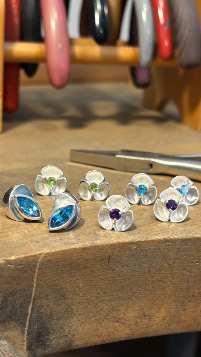 Juicy gem earrings back in stock on the website for spring and summer.
#madebyhand #gemset #gemsearrings #amethyst #bluetopaz #peridot #artgems #designerjewellery