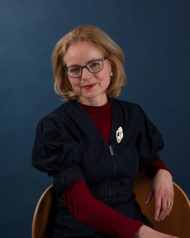 New portrait shots taken by Juliet @julietsheath .Thank you so much for spending the time doing these during your open studios 📷. So great to have some up to date shots which none of us ever get round to doing. 

#jewellerymaker #portraitshots #portraitphotography #lifeofajeweller #designermaker #jewellerydesigner #headshots #portraiture #designermaker 
#studioshot