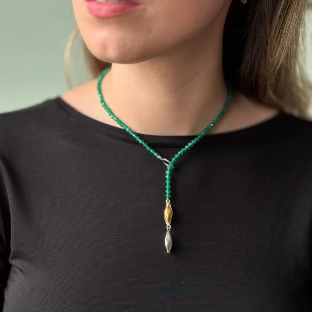 New pebble drop lariat necklaces available on the website in a range of colours . Strung with beautiful faceted beads to create a secure clasp at the front. Head to the necklace section on the Artgems shop in the bio for more details.
#lariat #lariatnecklace #amethyst #rhodalite #greenagate #necklacelove #necklacedesign #necklacestatement #everydaynecklace #madebyhand